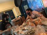 Ma sœur et une amie en pleine action: elles préparent des sachets de bonbons que des familles auront la joie de recevoir dans leur panier alimentaire