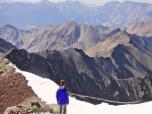 Un jour, David atteignit le sommet d'une montagne...