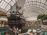 Il s'est d'abord arrêté au World Waterpark, un paradis intérieur tentaculaire.