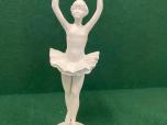 Agatha décida de se rendre dans une école de ballet voisine où elle fit don de la ballerine blanche à une jeune élève prometteuse et dévouée.