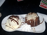 Au fil de la journée, Liam décida de se lancer dans une autre aventure : une partie de Uno accompagnée d'un fondant au chocolat!