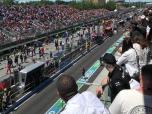 Le samedi, c’est le jour des qualifications, un moment crucial où les pilotes se battent pour obtenir la meilleure position sur la grille de départ pour la course du dimanche.