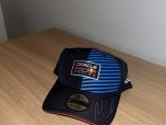 À la fin des qualifications, j’ai eu la chance incroyable de croiser Verstappen dans les paddocks. Avec un peu de chance et beaucoup d’enthousiasme, j’ai réussi à obtenir sa signature sur ma casquette, un souvenir précieux de cette journée mémorable.