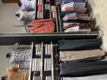 Le magasin de vêtements :  Les rayons impeccablement rangés d’un magasin de vêtements révèlent ton souci du détail et ton goût pour l’élégance. Tu aimes te présenter sous ton meilleur jour, que ce soit en portant une chemise florale ou un blazer chic. Tu comprends l’importance de l’apparence et tu sais qu’une bonne tenue peut ouvrir bien des portes.