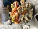 Le plateau de fruits de mer :  Ce plateau généreux de fruits de mer exprime ton goût pour les expériences culinaires riches et variées. Tu es un explorateur gastronomique, quelqu’un qui savoure chaque bouchée et qui n’a pas peur de se salir les mains pour apprécier des délices marins. Ton appétit pour la vie est aussi grand que pour les mets raffinés.