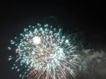 Chaque fois que j’assiste à ce spectacle, je suis transporté par la magie qui opère chaque soir, alors que des explosions de lumière créent des tableaux éphémères, illuminant le ciel montréalais et éblouissant les spectateurs de toutes générations.