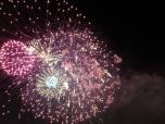 Les feux d’artifice sont des spectacles éblouissants qui captivent les cœurs et les esprits, transformant le ciel nocturne en une toile de lumière et de couleur.