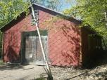 La maison semblait avoir été oubliée par le temps, avec sa peinture écaillée et ses fenêtres fissurées.