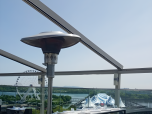Pourtant, lorsque je monte sur la terrasse de mon lieu de travail, une transformation remarquable s'opère. La vue qui s'offre à mes yeux fatigués n'est rien de moins qu'époustouflante.