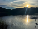 Dans sa quête de compréhension, il rencontre le lac, un vide qui reflète son propre vide existentiel.