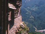 Son voyage l'a conduit dans des monastères isolés où de sages moines partageaient leurs enseignements sur la paix intérieure et le contentement.
