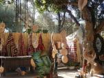 ...un minuscule magasin d'antiquités abritait de vieux souvenirs.