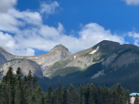 Que verrons-nous au-delà de ces cimes majestueuses?
