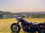 Avec l'excitation au cœur, ils sont montés deux par deux sur de belles motos, avec le strict minimum afin de passer une journée parfaite au soleil.
