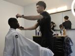 Pendant la semaine, les jeunes ont la possibilité de participer à des ateliers proposés par l'organisme l’Entre-Maisons d’Ahuntsic. Ils pourront y apprendre les bases de la coupe de barbe et de cheveux, ainsi que la pose d'ongles et de cils.