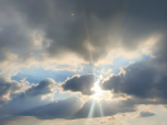 Rayon de soleil: Lorsque nous engageons la conversation avec cette personne, ses mots et ses gestes deviennent des rayons de soleil qui percent les nuages orageux. 
