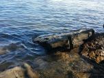 ...le bruit relaxant de l’eau frappant à maintes reprises les roches du rivage.