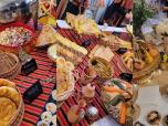 La générosité des exposants a permis aux visiteurs issus de toutes origines ethniques de goûter ou de regoûter aux divers mets algériens tels que des variétés de couscous, de tajines, de gâteaux, de pains, de chocolats et même de boissons.