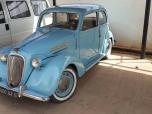 En contraste avec les modèles modernes, la Simca Aronde que j'ai capturée évoque une époque révolue.