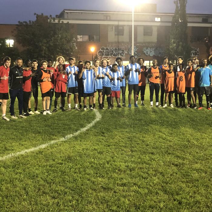 Les jeunes ont proposé d'organiser un évènement de sensibilisation de droits, jumelé à des matchs de soccer. Un beau succès!