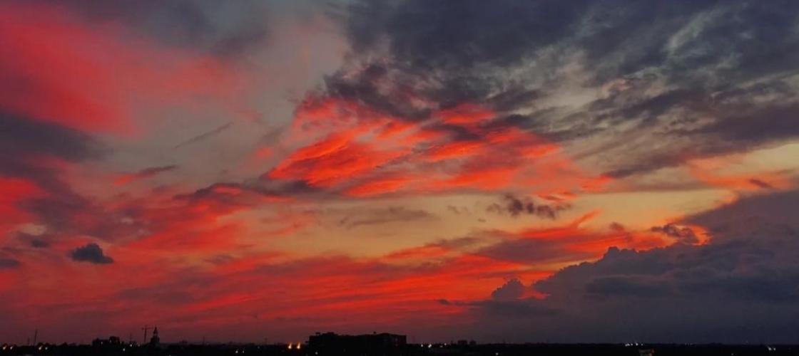 J'ai été accueilli par le coucher de soleil le plus époustouflant que j'aie jamais vu. J'ai été accueilli par le coucher de soleil le plus époustouflant que j'aie jamais vu.