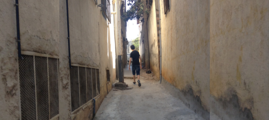 Nous nous précipitions dans les ruelles étroites, derrière les vieux murs de pierre et les portes colorées, en essayant d'être plus malins que nos amis. Nous nous précipitions dans les ruelles étroites, derrière les vieux murs de pierre et les portes colorées, en essayant d'être plus malins que nos amis.