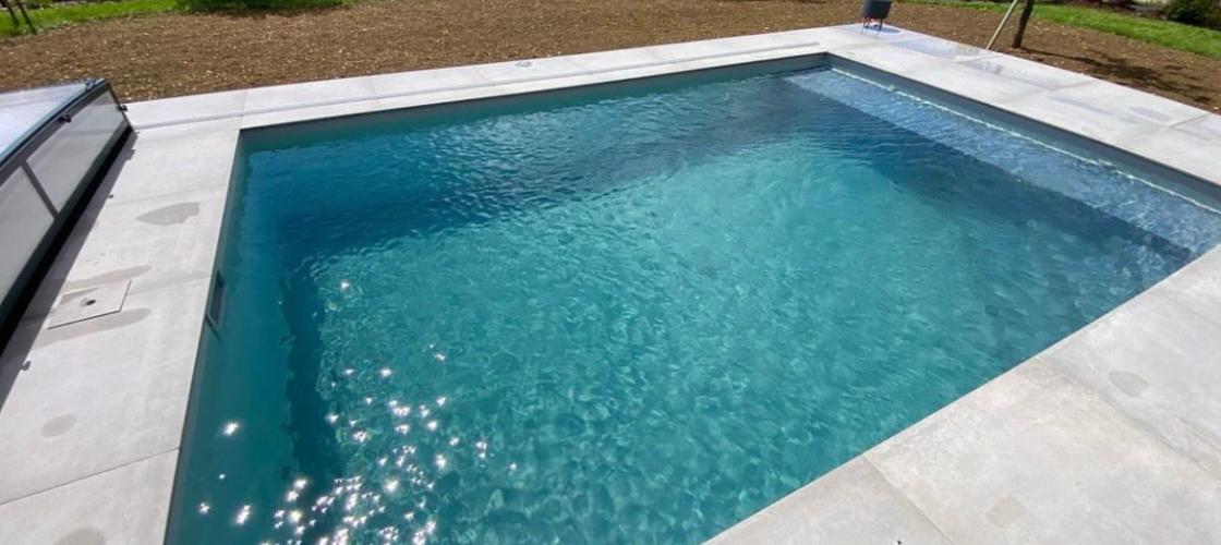 L’eau de la piscine, la verdure du parc,  Des oasis de fraîcheur dans ce climat barbare.