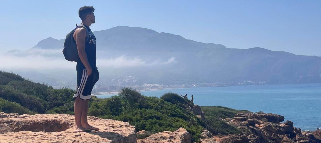Avec une nouvelle vision de la vie, Jack décida d’aller faire le tour du pays à pieds. Avec une nouvelle vision de la vie, Jack décida d’aller faire le tour du pays à pieds.