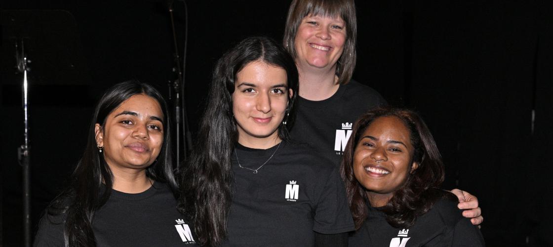 Aashiha, Sihem et Arwa (rangée de devant), membres du MOUV, étaient bien heureuses de voir que les gens étaient venus en grand nombre!