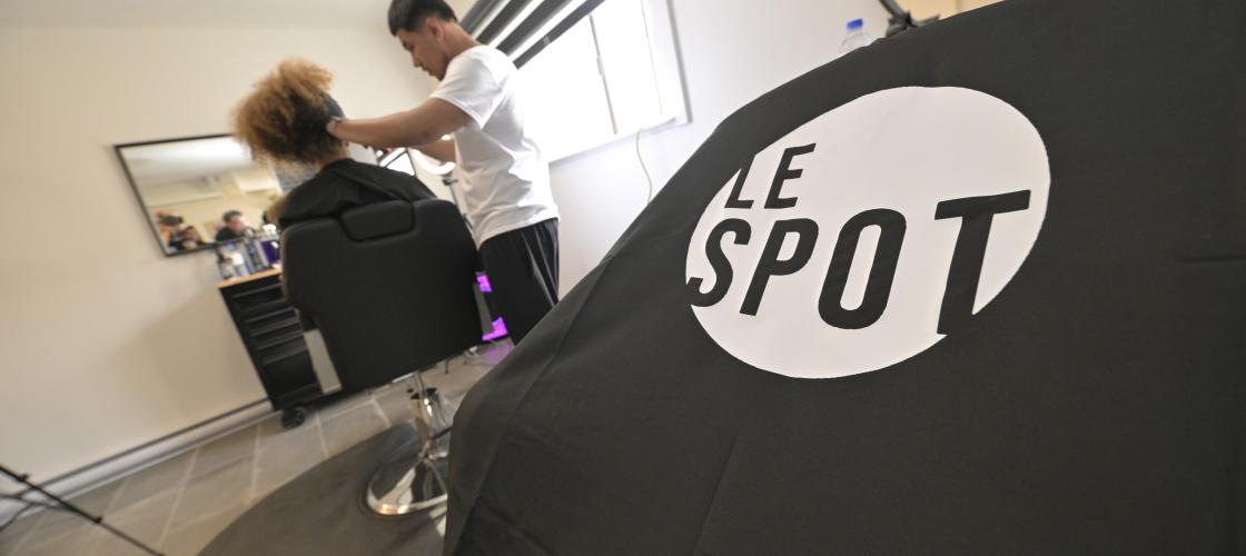 Un salon de barbier communautaire, baptisé le Spot, occupe désormais un local aux habitations Saint-Sulpice.