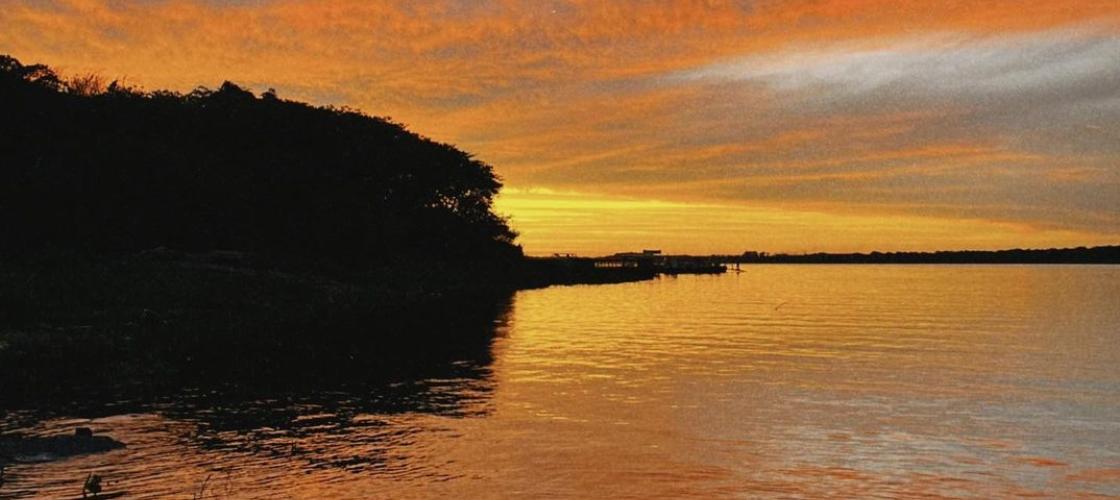 Un jour, alors qu’il était en train de contempler un magnifique coucher de soleil, percher sur une corniche au bord de la mer, il se rendit compte à quel point la vie pouvait être dure.