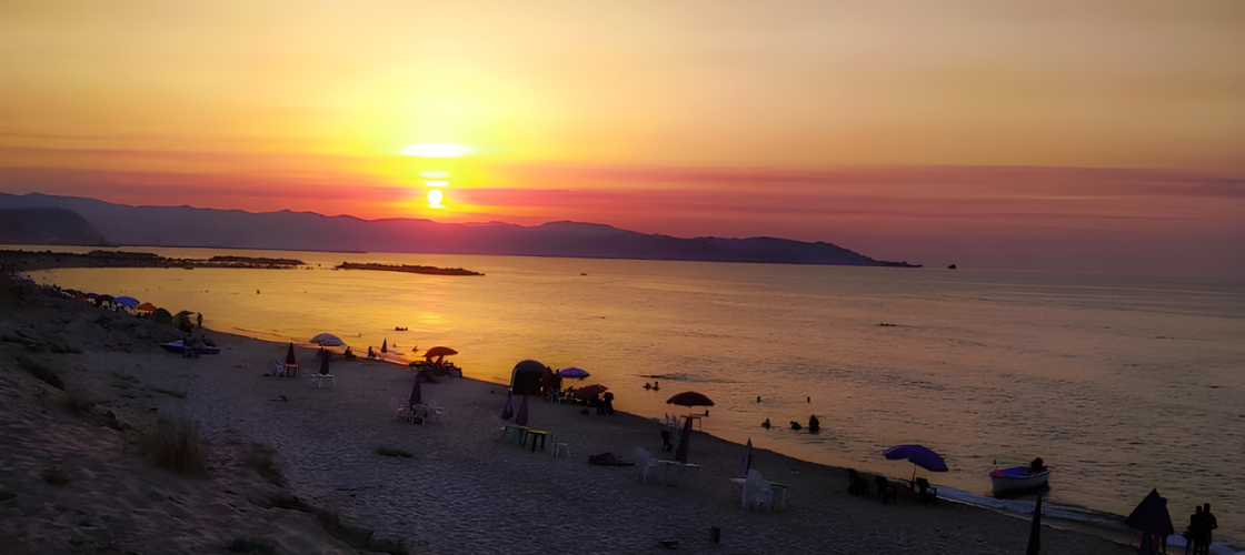 À l'approche du crépuscule, ils sont retournés sur la plage, désormais baignée par les douces teintes d'un coucher de soleil envoûtant.