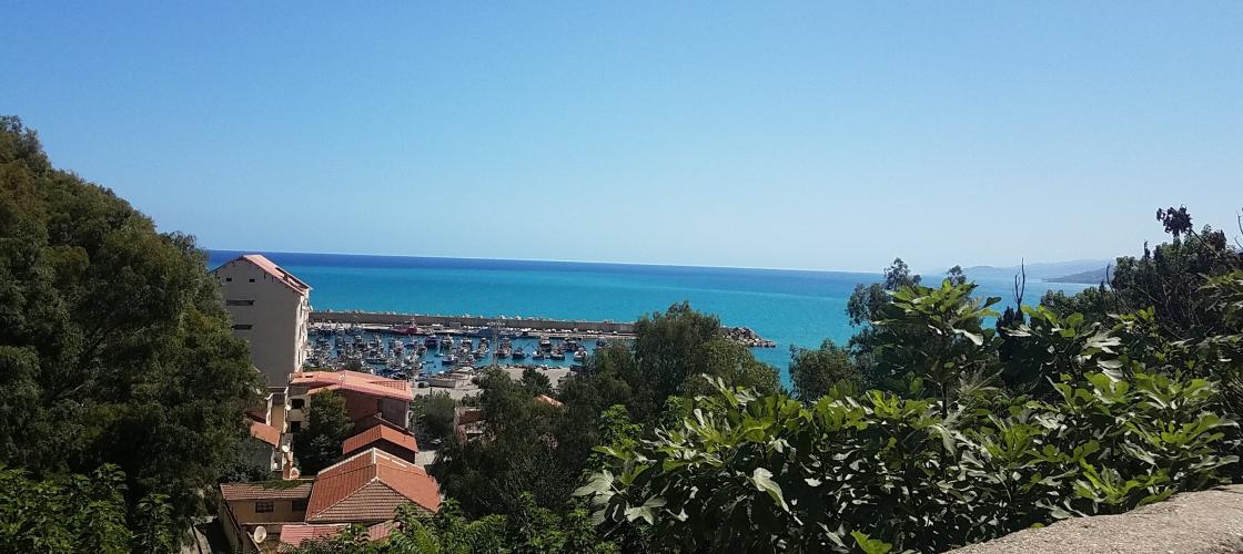 Une vue imprenable de la plage et du port d'Oran. Une vue imprenable de la plage et du port d'Oran.