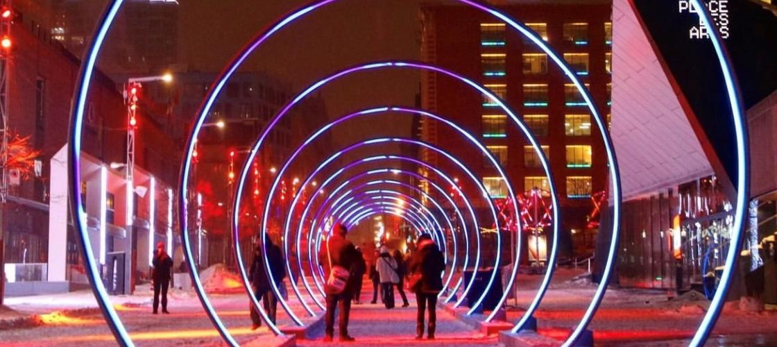 À Nocturnia comme à la Place des Arts, la vie se déroule sous les réflecteurs et les néons.