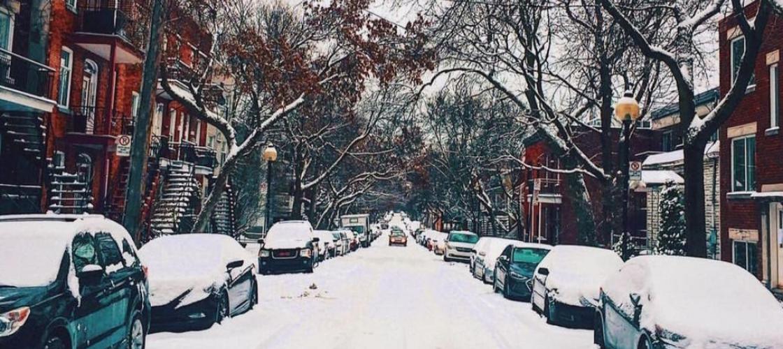 La neige recouvre la ville de son beau tapis blanc. La neige recouvre la ville de son beau tapis blanc.
