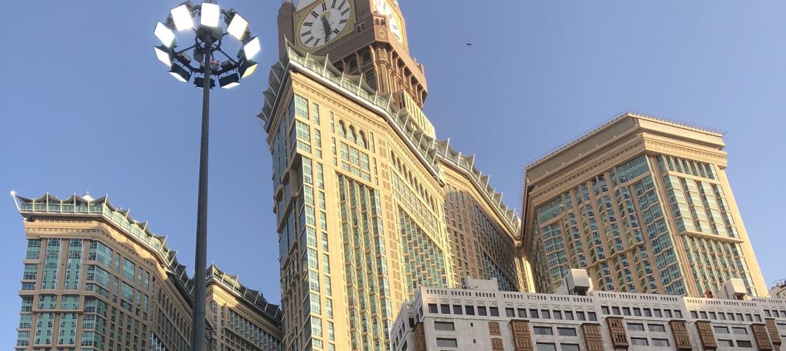 La grande horloge située à l'entrée de la mosquée.