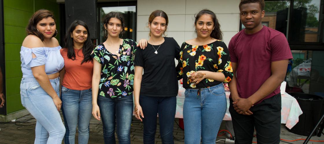 Nous savons que comme Iman Youbi et les autres membres du MOUV, plusieurs jeunes vivant en HLM s'investissent dans la communauté. Nous vous levons notre chapeau et nous vous disons MERCI!