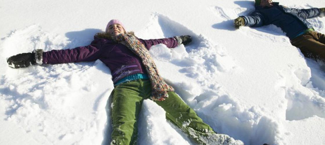 Il y a toujours une activité à faire en hiver. Parfois il faut pelleter, parfois on peut relaxer et faire des anges dans la neige, ou se maintenir en forme en pratiquant un sport d'hiver.