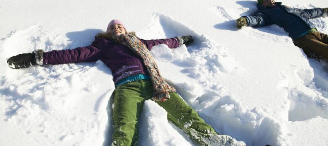 Il y a toujours une activité à faire en hiver. Parfois il faut pelleter, parfois on peut relaxer et faire des anges dans la neige, ou se maintenir en forme en pratiquant un sport d'hiver. Il y a toujours une activité à faire en hiver. Parfois il faut pelleter, parfois on peut relaxer et faire des anges dans la neige, ou se maintenir en forme en pratiquant un sport d'hiver.