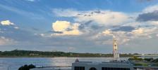  Vue paisible du fleuve Saint-Laurent, avec la tour de l’horloge se dressant fièrement au bord de l’eau