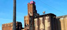 Sur ces silos remplis de graffitis, la petite maison rose était tout simplement la cerise sur le gâteau.