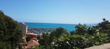Une vue imprenable de la plage et du port d'Oran.